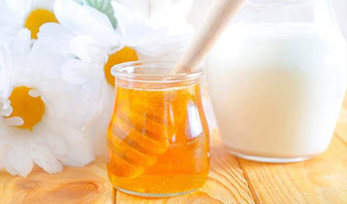 Sữa tươi và mật ong cũng là một trong những mặt nạ căng da mặt tự nhiên mà bạn nên áp dụng